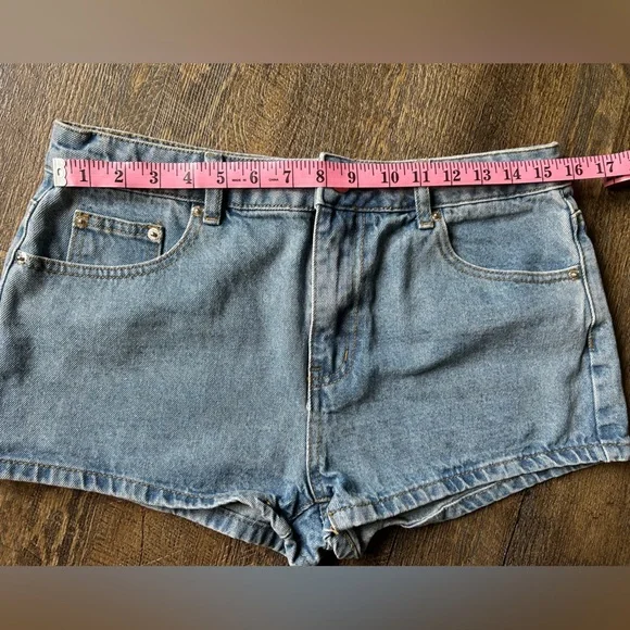 EDIKTED White Bow Pocket Jean Shorts, Size L - Picture 5 of 11